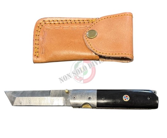 Coltello Serramanico Lama Tanto Artigianale in Acciaio Vero Damasco Manico Vero Corno Muflone con Fodero Cuoio Maru Art. DM04