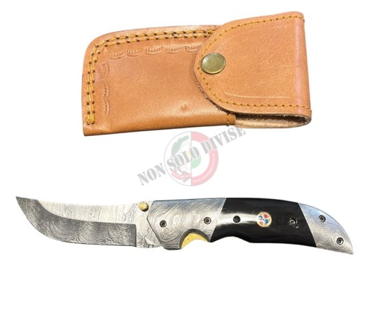 Coltello Serramanico Artigianale in Acciaio Vero Damasco Manico Vero Corno Muflone con Fodero Cuoio Maru Art. DM03