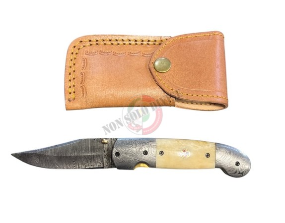 Coltello Serramanico Artigianale in Acciaio Vero Damasco Manico Vero Montone con Fodero Cuoio Maru Art. DM01