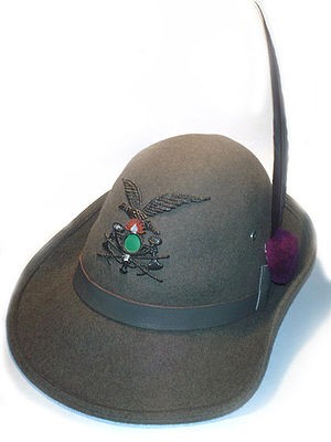 Cappello Alpino Truppa Completo Con Fregio Ricamato e Penna Art.Tuscan-Alp  Crealo Tu Agiungendo i dettagli Il cappello alpino, simbolo e vanto di  questi gloriosi soldati delle montagne, ha visto la luce nel