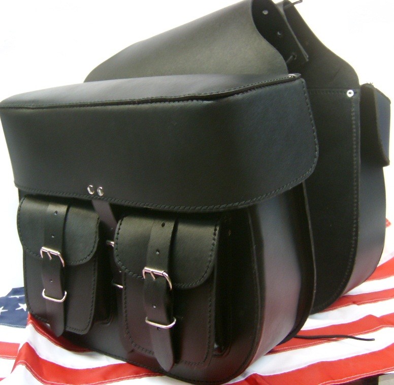 Coppia di Borse Moto Castom Cuoio Art.1113 misura borsa Misure 35.00x30.00  profandita cm 16.00 misura tasche frontali cm 14.00x12.00x4.00 Resistenti e  robuste.In pelle bovina. Il fissaggio si ottiene tramite fascia superiore  regolabile