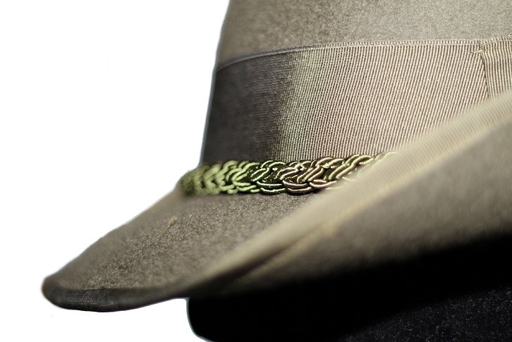 Cappello Alpini Alpino Ufficiale Art.ALPI-ECO CARATTERISTICHE DEL CAPPELLO  ALPINO IN VENDITA: Piuma nera Fregio frontale da aggiungere Fascia in pelle  Cordoncino a treccia COLORE DEL CAPPELLO: VERDE COME IN FOTO MATERIALE:  PANNO