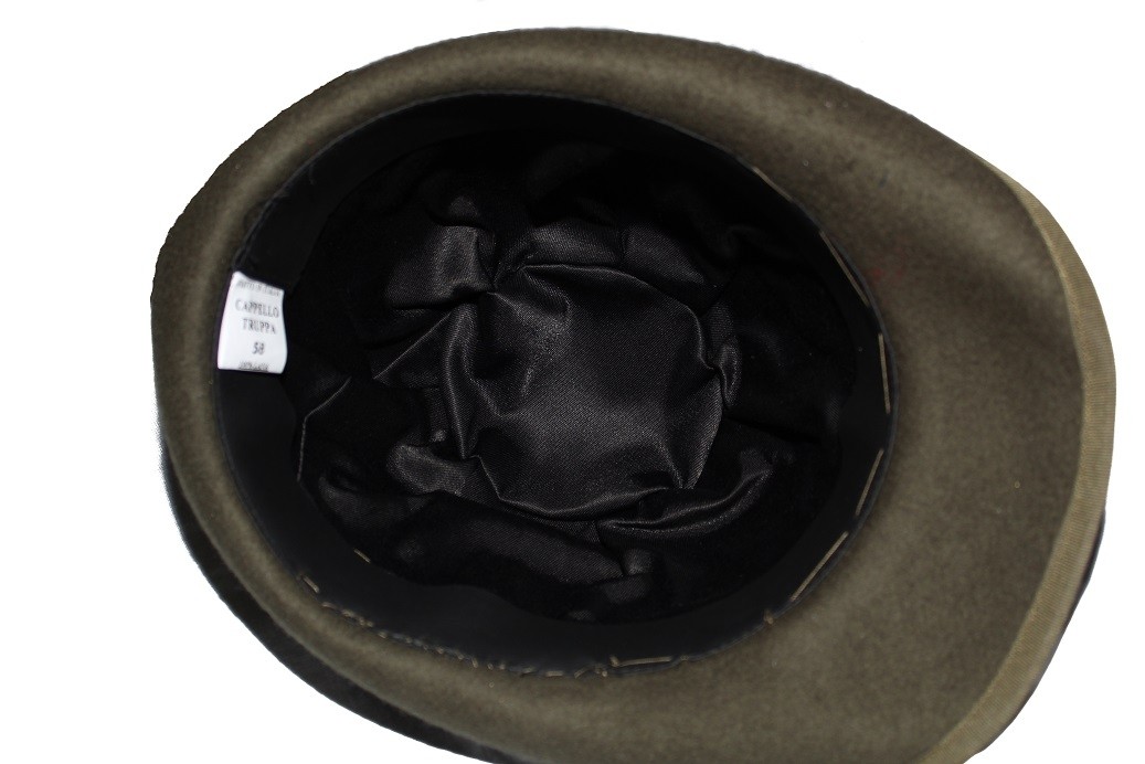 Cappello Alpini Alpino Ufficiale Art.ALPI-ECO CARATTERISTICHE DEL CAPPELLO  ALPINO IN VENDITA: Piuma nera Fregio frontale da aggiungere Fascia in pelle  Cordoncino a treccia COLORE DEL CAPPELLO: VERDE COME IN FOTO MATERIALE:  PANNO