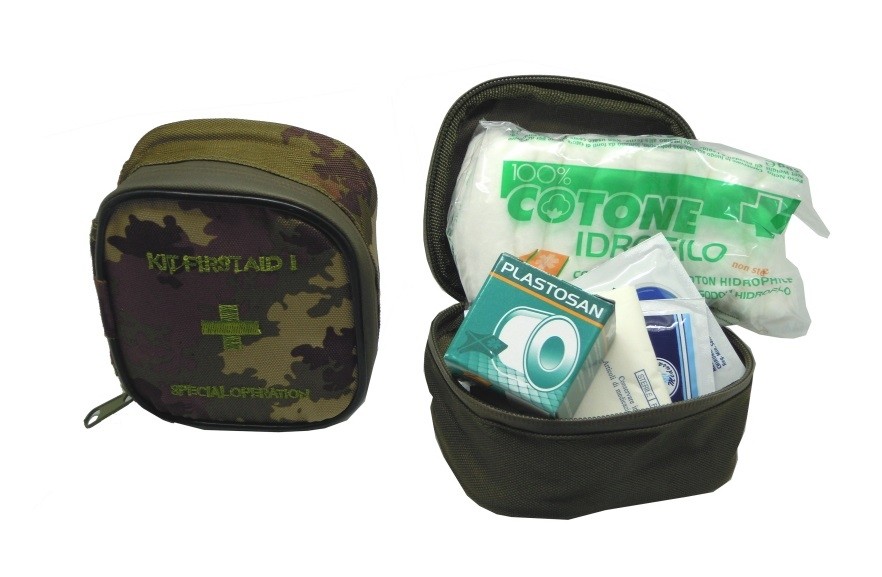 Kit di pronto soccorso militare con articoli isolati su bianco